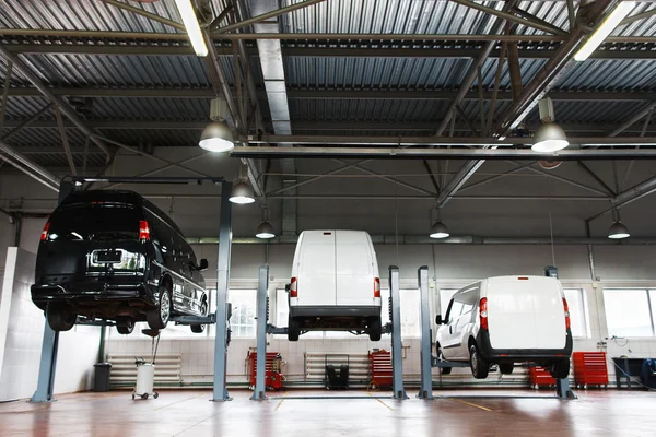 Interior of car repair station,cars on maintenance — Stock Photo, Image