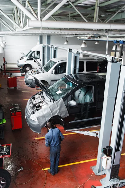 Car repair shop usual work day, service interior — Stock Photo, Image