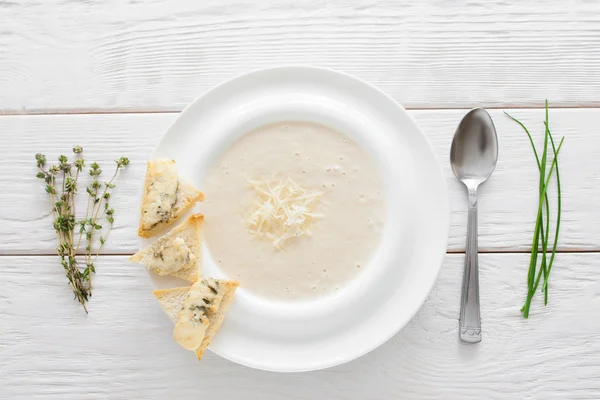Crème-soep met kaas en bruschetta, wit hout — Stockfoto