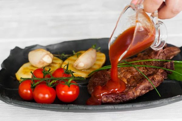 Verter filete con salsa de tomate, carne y comida de guarnición — Foto de Stock