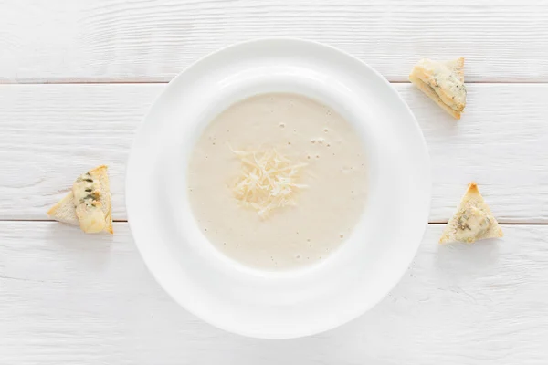 Kaas soup-puree met canapé op witte vlakke leggen — Stockfoto