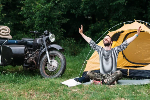 Hombre feliz tomando el sol en el bosque —  Fotos de Stock