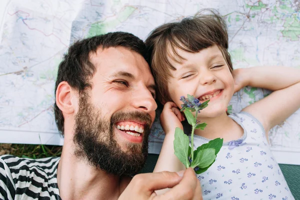 Boldog család, apa és lánya szórakozás — Stock Fotó