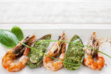 Izgara karides ve midye üzerinde beyaz yakın çekim