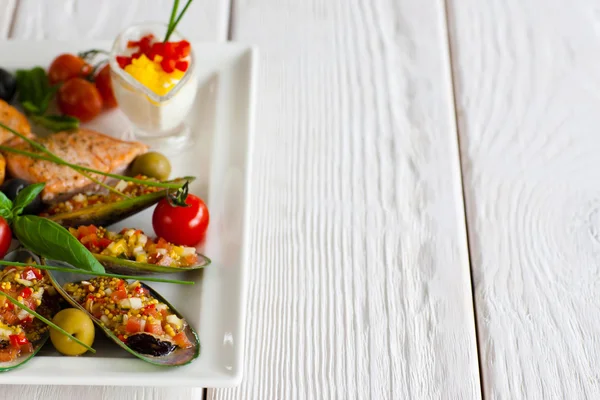 土耳其菜-酿贻贝和三文鱼的虚空 — 图库照片