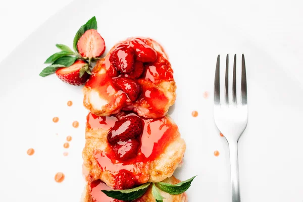 Disajikan dengan fork dessert pancake dan strawberry — Stok Foto