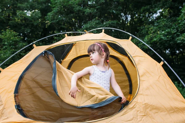 Söt liten tjej i tält, resor Foto, skog — Stockfoto