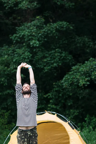 Hombre estirado en el bosque, libre de lo urbano — Foto de Stock