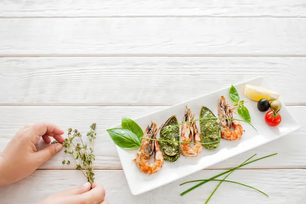 Decoração de alimentos, fundo branco, espaço livre — Fotografia de Stock