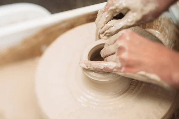 Pottery classes, student making clay pot on wheel — Stock Photo, Image