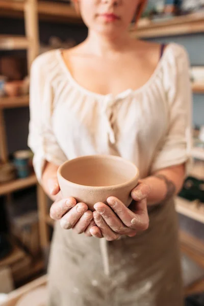 Unrecognizable woman holding empty bowl, void — Stock Photo, Image