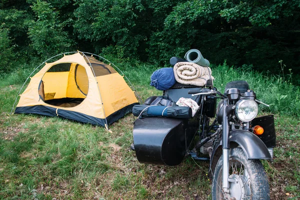 Motorcycle bike with sidecar in forest — Stock Photo, Image