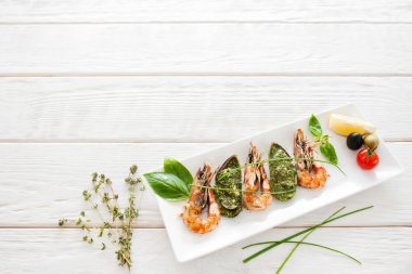 Beyaz arka planda, boşaltmak lezzetli deniz ürünleri