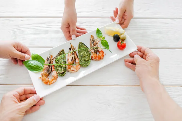 Comida de empresa en el restaurante, compartiendo comida — Foto de Stock