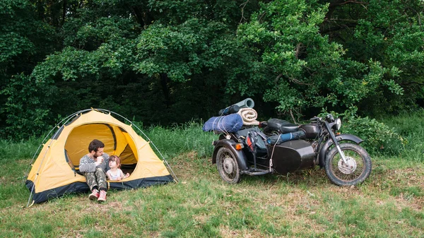 Padre e hija viajan en moto al camping —  Fotos de Stock