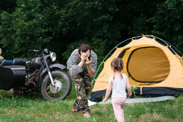 Otec svou dceru venkovní fotografování. — Stock fotografie