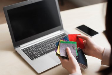 Seçim için renk örnekleri ile çalışan tasarımcı