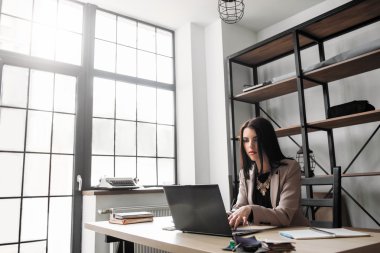 iş kadını ofiste bilgisayar üzerinde çalışan