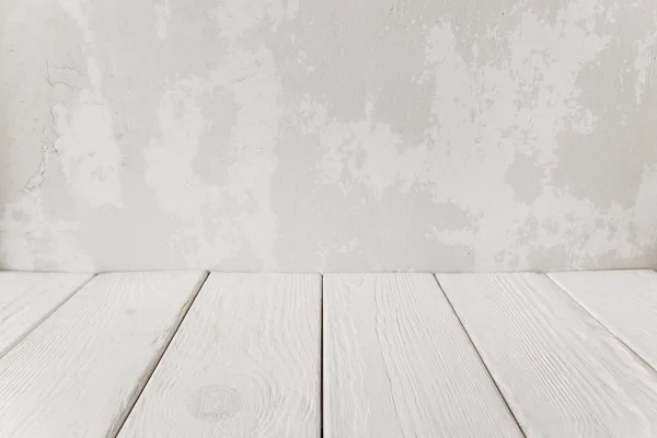 Vieux mur en plâtre avec plancher en bois blanc, gros plan — Photo