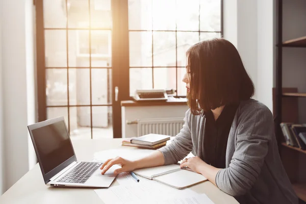 Beautiful woman surfing net at office — Stock Photo, Image