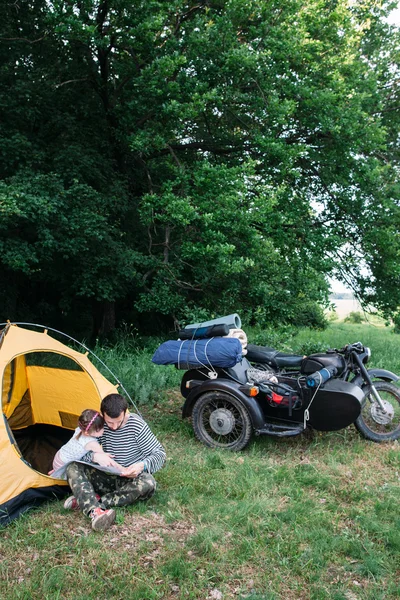 Viaje en familia con bicicleta, manera de buscar en el mapa —  Fotos de Stock