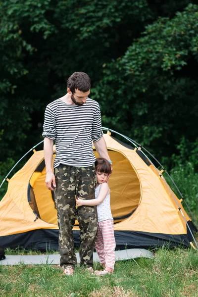 Dívka objímá její otec v lese, rodinný výlet — Stock fotografie