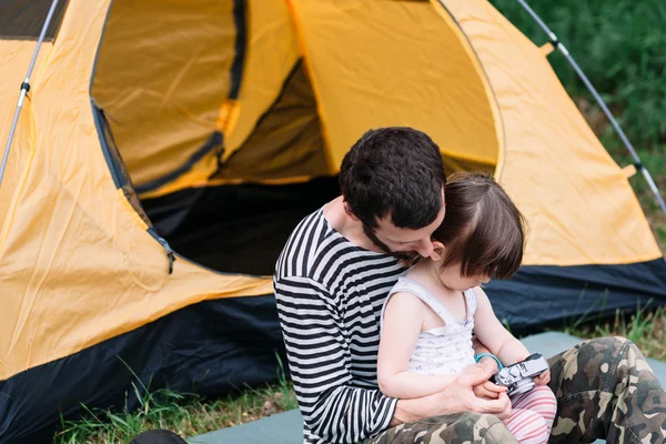 Padre e hija mirando sus fotos de viaje —  Fotos de Stock