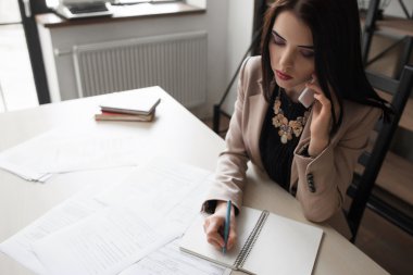 Güzel ofis kız telefonla siparişleri almak