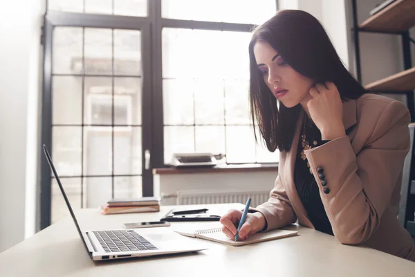 Vrouwen schrijven in dagboek. Schrijver concept. — Stockfoto