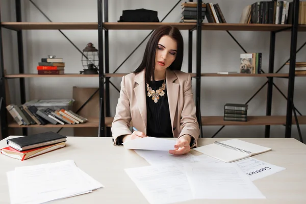 Exitosa mujer de negocios comprobando la documentación — Foto de Stock