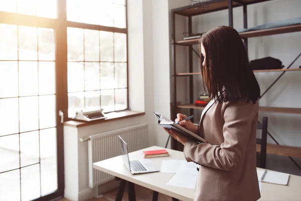 Mujer de negocios tiempo de planificación, anotando en el cuaderno — Foto de Stock