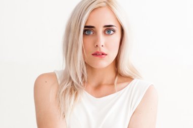 Şok kız onun dudak ısırma şaşırttı