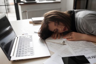 İşçi geç gece işten sonra uyku, overworking