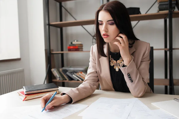 Contable mujer que revisa documentos financieros — Foto de Stock