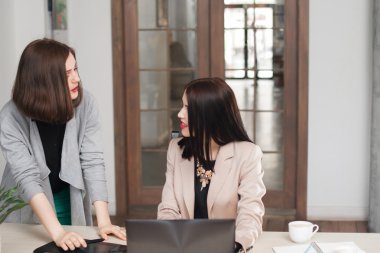 Kahve molası ofiste. Kadın işçilerin dedikodu