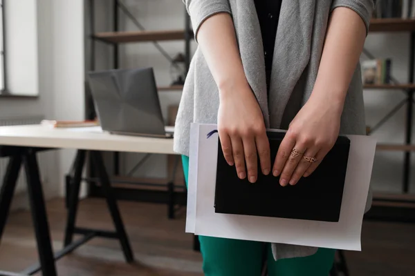 Mujer de negocios activa con productos lácteos y registros — Foto de Stock