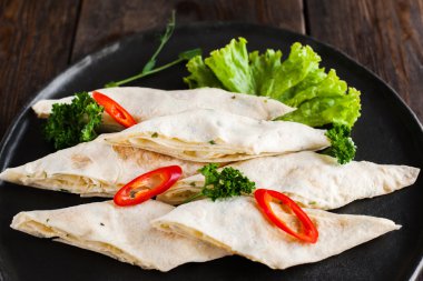 Siyah tabakta taze lezzetli lavaş rulo