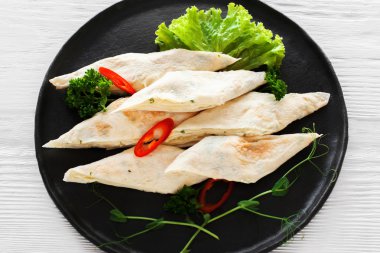 Kavrulmuş ekmek rulo siyah, düz yatıyordu üzerinde lavaş