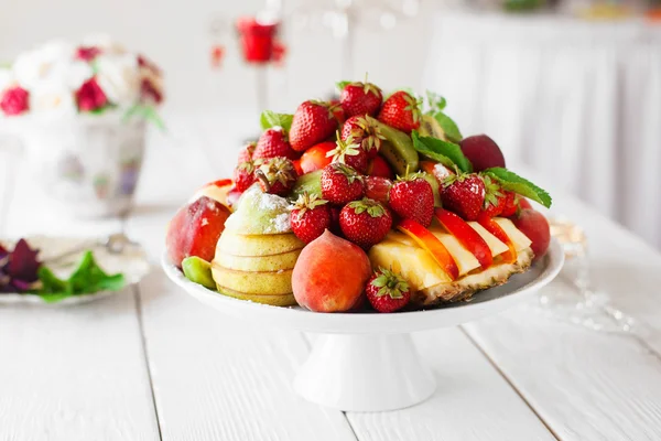 Serviço de restauração de frutas frescas na mesa branca — Fotografia de Stock