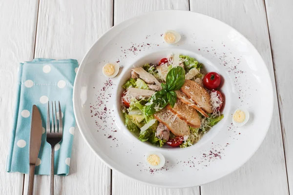 Salada quente com frango e torradas em madeira branca — Fotografia de Stock