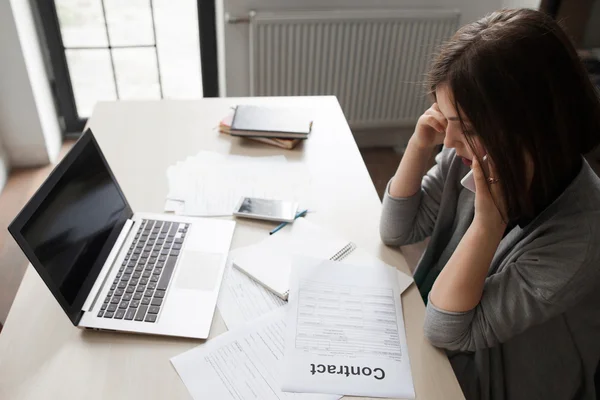 Zakenvrouw praten over telefoon, werkplek — Stockfoto