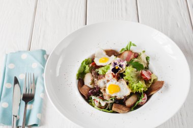 Beyaz ahşap arka plan üzerinde dil ile Salata