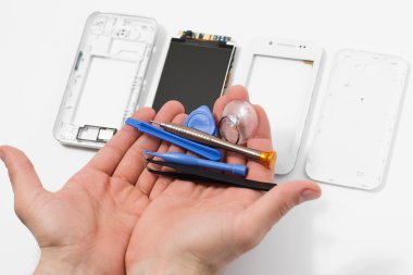 Sökme araçları ve sökülmüş telefon