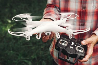 Uzaktan kumanda ve quadrocopter tutan operatör