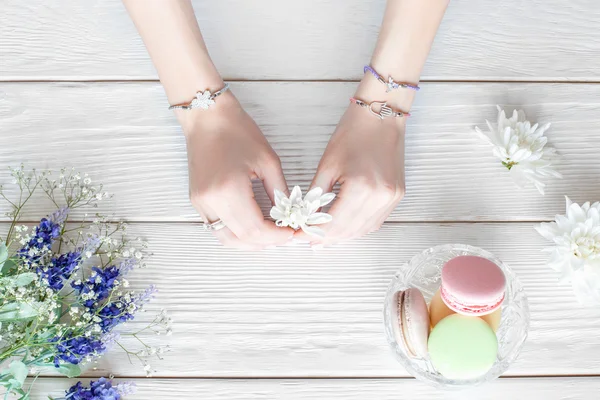 Hands of female florist with flowers for bouquet — Stock Photo, Image