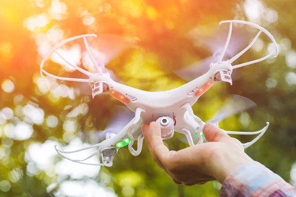 Tome de drone voando forma mão. Aeromodelagem — Fotografia de Stock