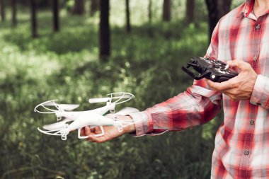 Ormanda insansız hava aracı çalıştıran tanınmayan adam