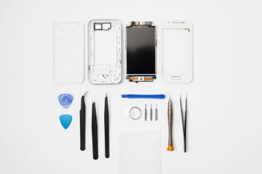 Tamirci işyeri telefon ve araçları, düz ile yatıyordu