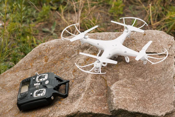 Quadrocopter branco em pedra, close-up — Fotografia de Stock