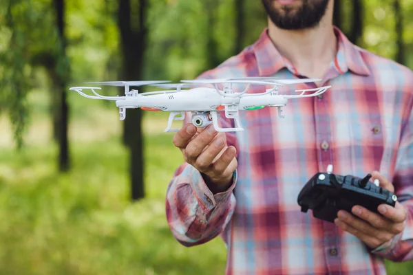 Oigenkännlig man Running Drone med kamera — Stockfoto